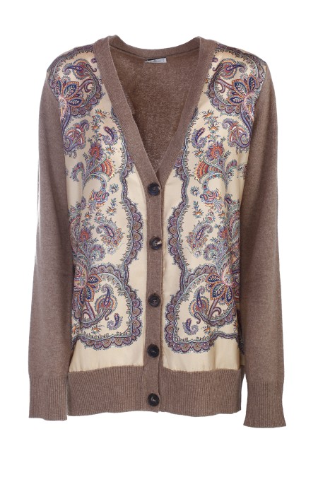 Shop ETRO Saldi Cardigan: Etro cardignan con inserti in seta.
Cardigan in lana e cachemire, caratterizzato da un inserto in seta a pannello, decorato con stampa Paisley ornamentale.
Tessuto fantasia: 100% seta.
Vestibilità regular.
Scollo a V.
Chiusura monopetto con bottoni.
Bordi a costine.
Composizione: 70% Lana 30% Cashmere.
Made in Italy.. 11664 9212-0800